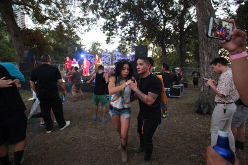 Raby y Jessica Corona bailan durante el festival Texas Latino Pride en Reverchon Park. MARIA...