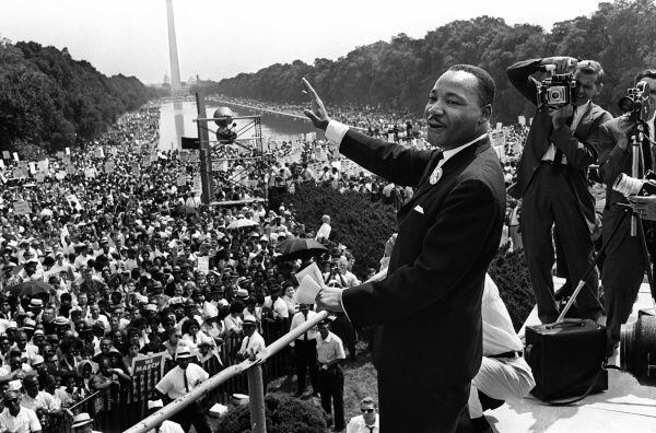 En esta fotografía de archivo se ve a Martin Luther King Jr. frente al National Mall, en...