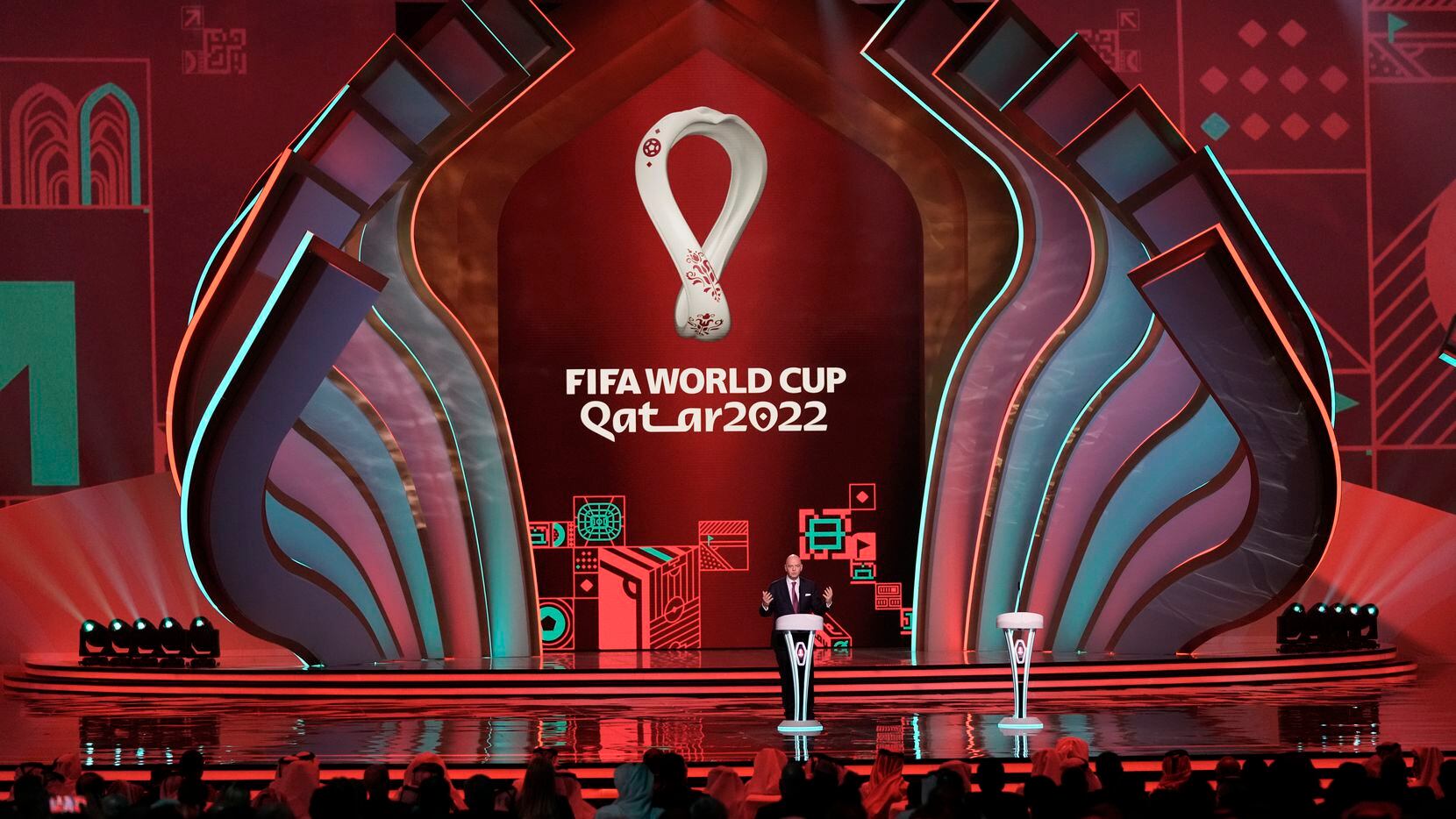 El presidente de la FIFA durante el sorteo de la Copa Mundial de Qatar 2022 en el Centro de...