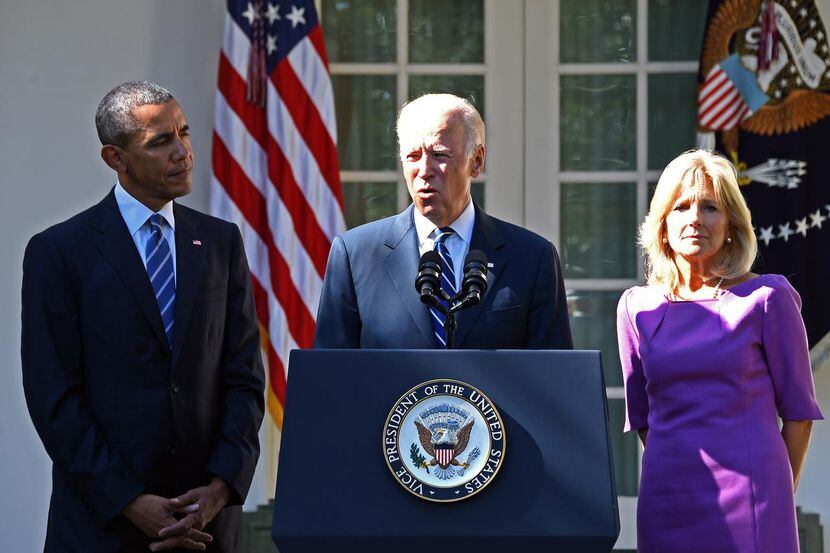 El vicepresidente Joe Biden, rodeado por Barack Obama y su esposa Jill, anunció que no será...