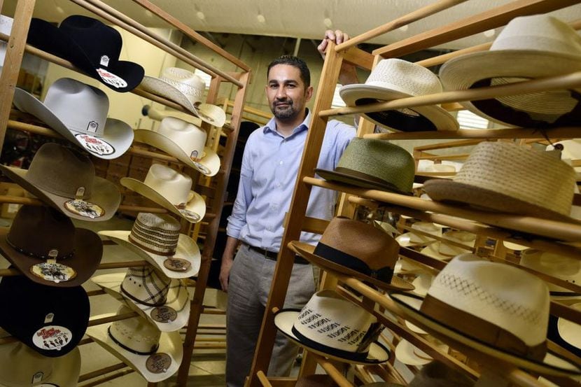Victor Cornejo junto a la variedad de sombreros en Milano Hat Company en Garland.  BEN...