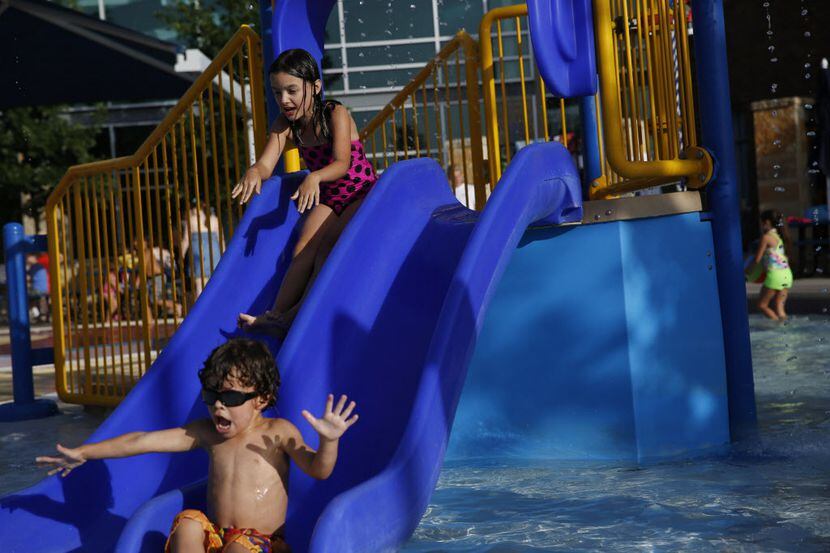 Jai Renfro y Jaxon Watsodisfrutan de la alberca en el Tom Muehlenbeck Aquatic Center de Plano.