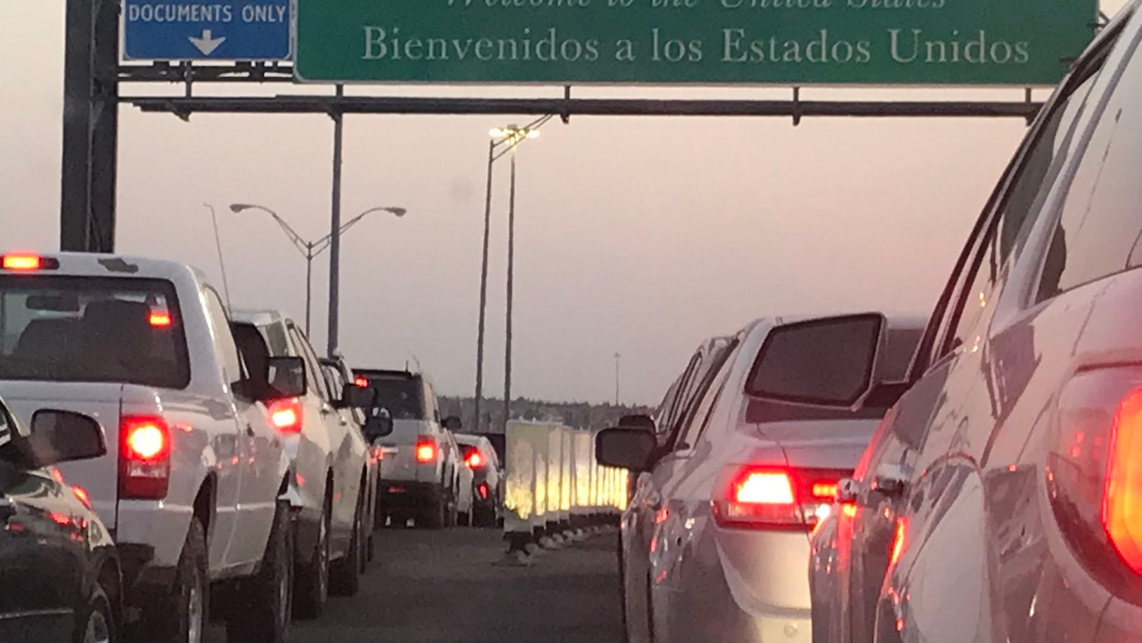 Una fila de autos espera en el Puente Internacional Las Américas que conecta a El Paso con...