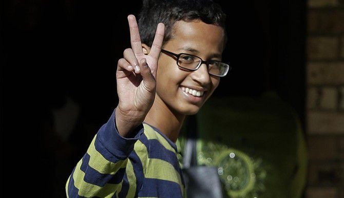 Ahmed Mohamed y sus hermanas ya no regresarán el distrito escolar de Irving. (AP/LM OTERO)
