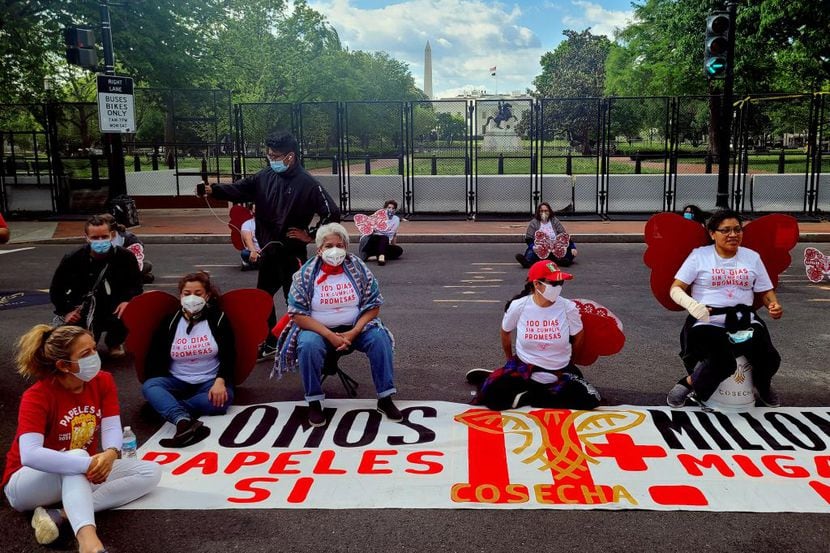 Activistas de las organizaciones de migrantes Cosecha (Harvest) y TPS Alliance protestan...