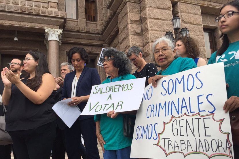 Decenas de manisfestantes llegaron a Austin para protestar por la ley SB4. (JAMES...