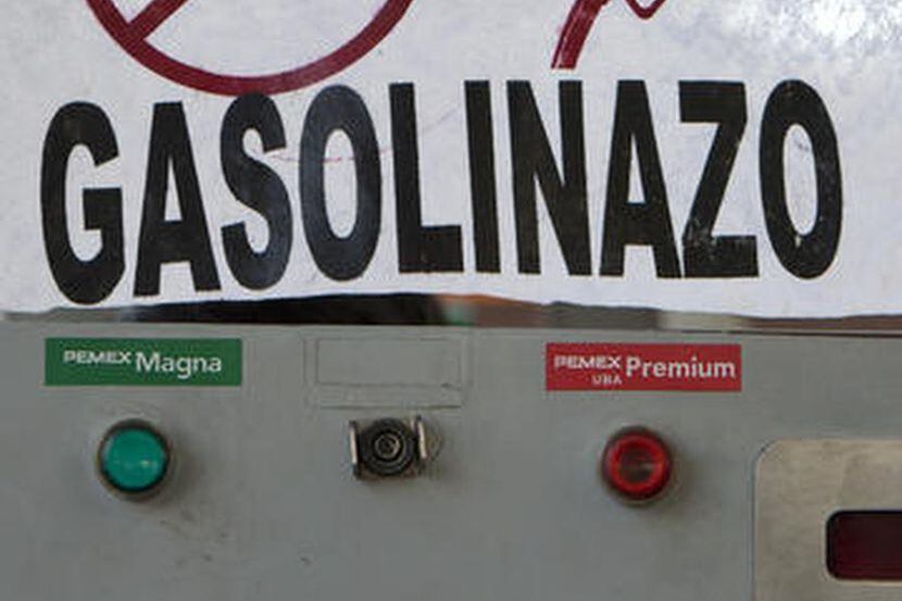 Un rótulo en contra de el alza de precios de gasolina en una gasolinera Pemex en la Ciudad...