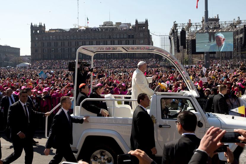 El papa Francisco saluda a la multitud desde el papamóvil en el Zócalo, la plaza principal...