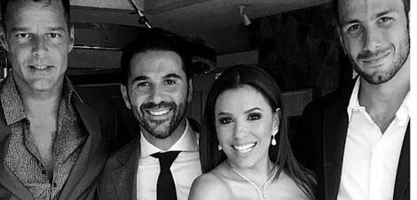 os recién casados Eva Longoria y José Bastón se retraron con Ricky Martin (izq.) y su novio...