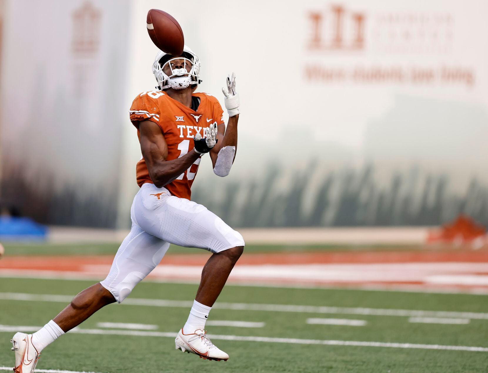 Texas Longhorns wide receiver Isaiah Neyor (18) hauls in a touchdown pass from quarterback...
