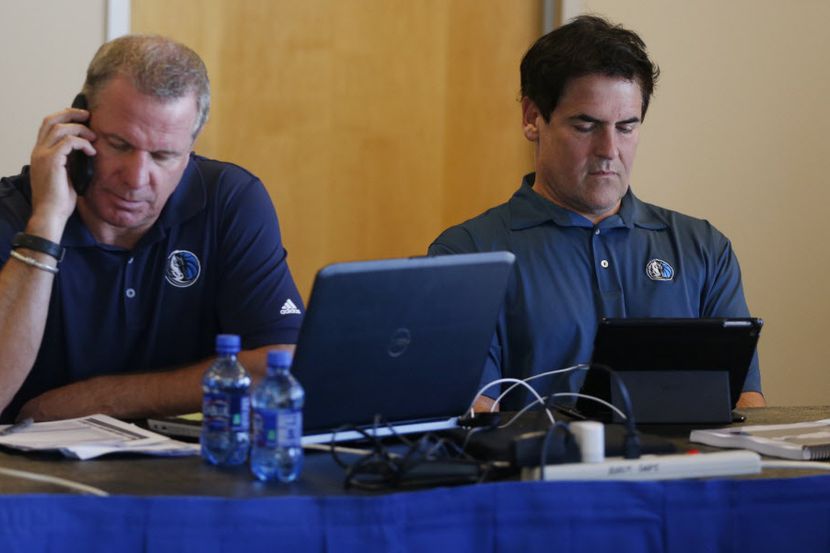 El director de personal de los Dallas Mavericks, Tony Ronzone (izq), y el dueño del equipo,...