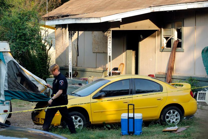 Un oficial de la polícia de Arlington camina cerca de la casa donde fueron encontrados dos...