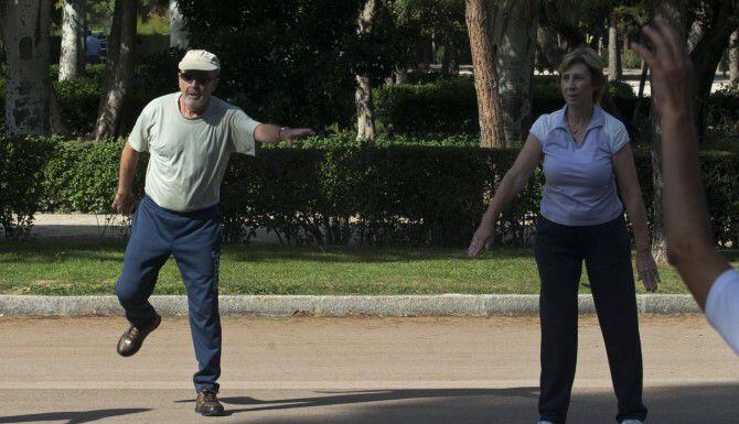 Adultos mayores se ejercitan en un parque de Madrid. (AP/PAUL WHITE)
