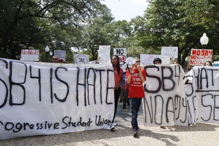Una manifestación en la Universidad de Texas en Arlington contra la ley SB4 que fue aprobada...