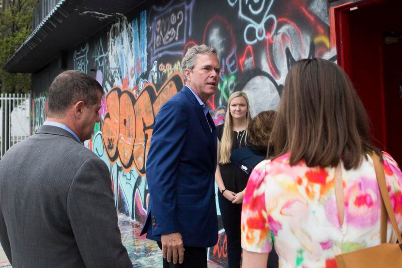 El precandidato republicano Jeb Bush ingresa a la galería de arte Britto Central en Miami....