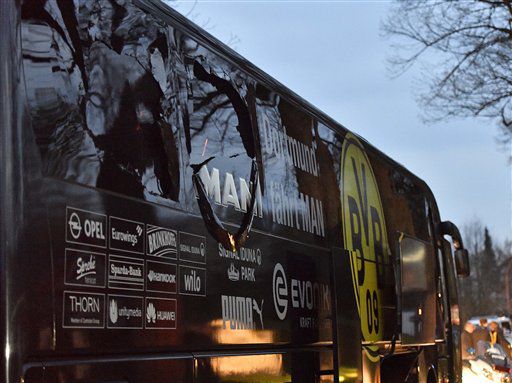 Imagen del autobús de Borussia Dortmund, con vidrios rotos, tras una explosión mientras se...