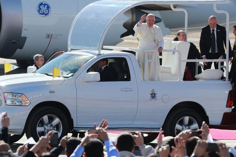 El papa Francisco saluda desde el papamóvil a su llegada a Ciudad Juárez. (AP/VÍCTOR CALZADA)
