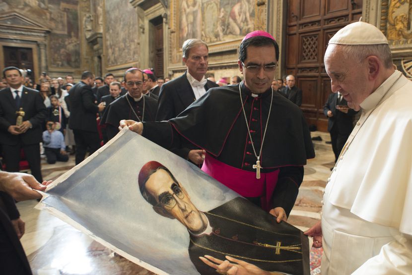 El Papa Francisco recibe una imagen del Obispo Oscar Romero, quien fue asesinado en El...