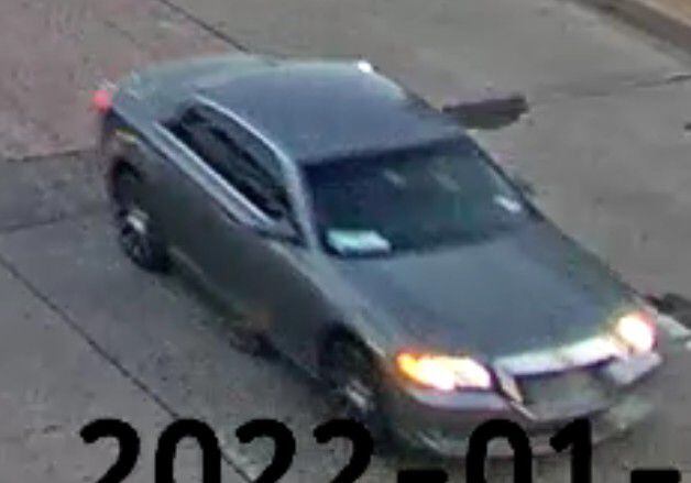 Policía de Fort Worth busca al conductor de este vehículo por la muerte de Higinio Flores en...