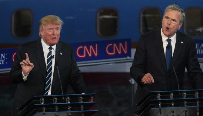 Donald Trump (izq.) y Jeb Bush intercambian puntos de vista durante el debate republicano....