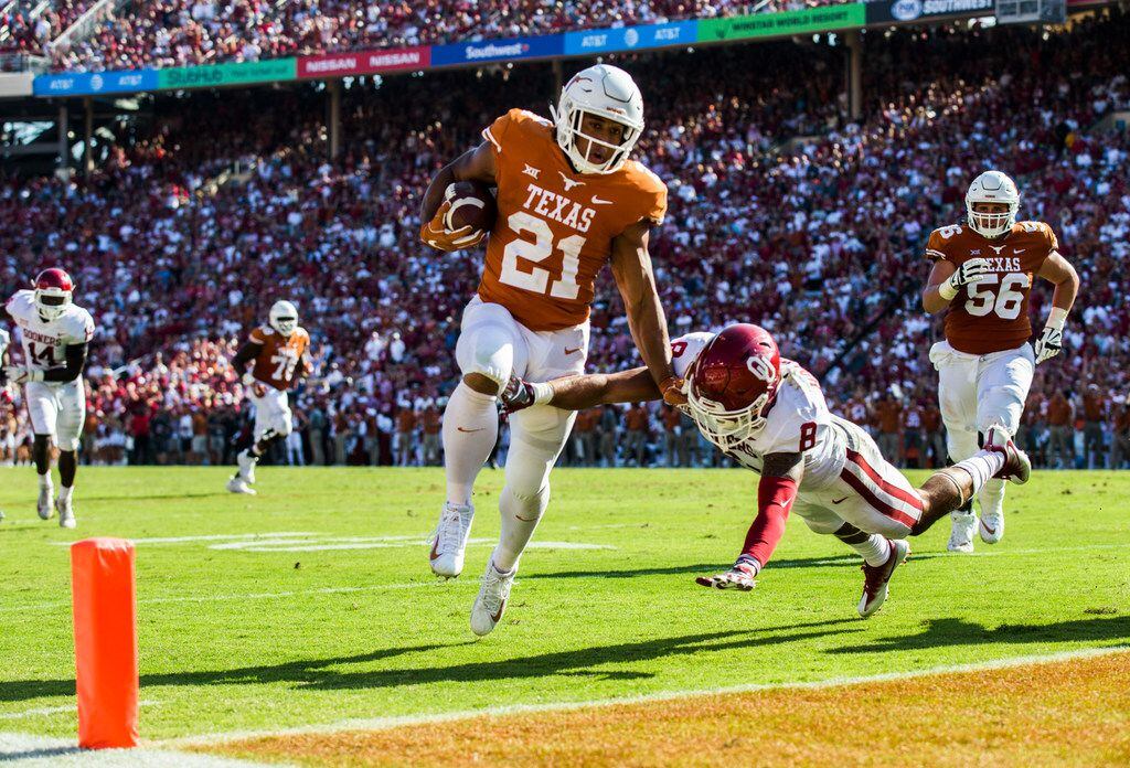 Texas Longhorns running back Kyle Porter (21) runs to the end zone for a touchdown ahead of...