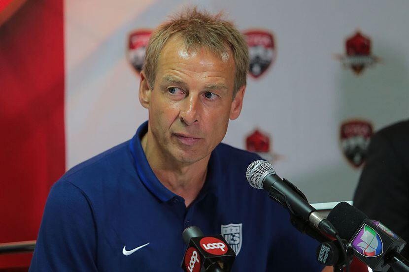 Jurgen Klinsmann habló con los medios el lunes, a un día de su partido de semifinales. Foto...