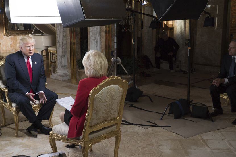 Donald Trump es entrevistado por la periodista Leslie Stahl del programa de CBS 60 Minutes....