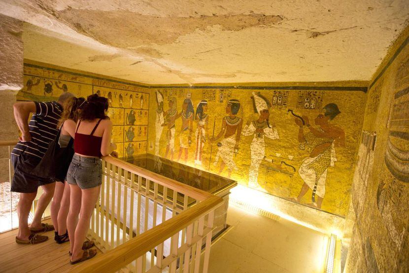 Un grupo de turistas en la tumba de Tutankamón. Los arqueólogos, creen que la tumba es solo...