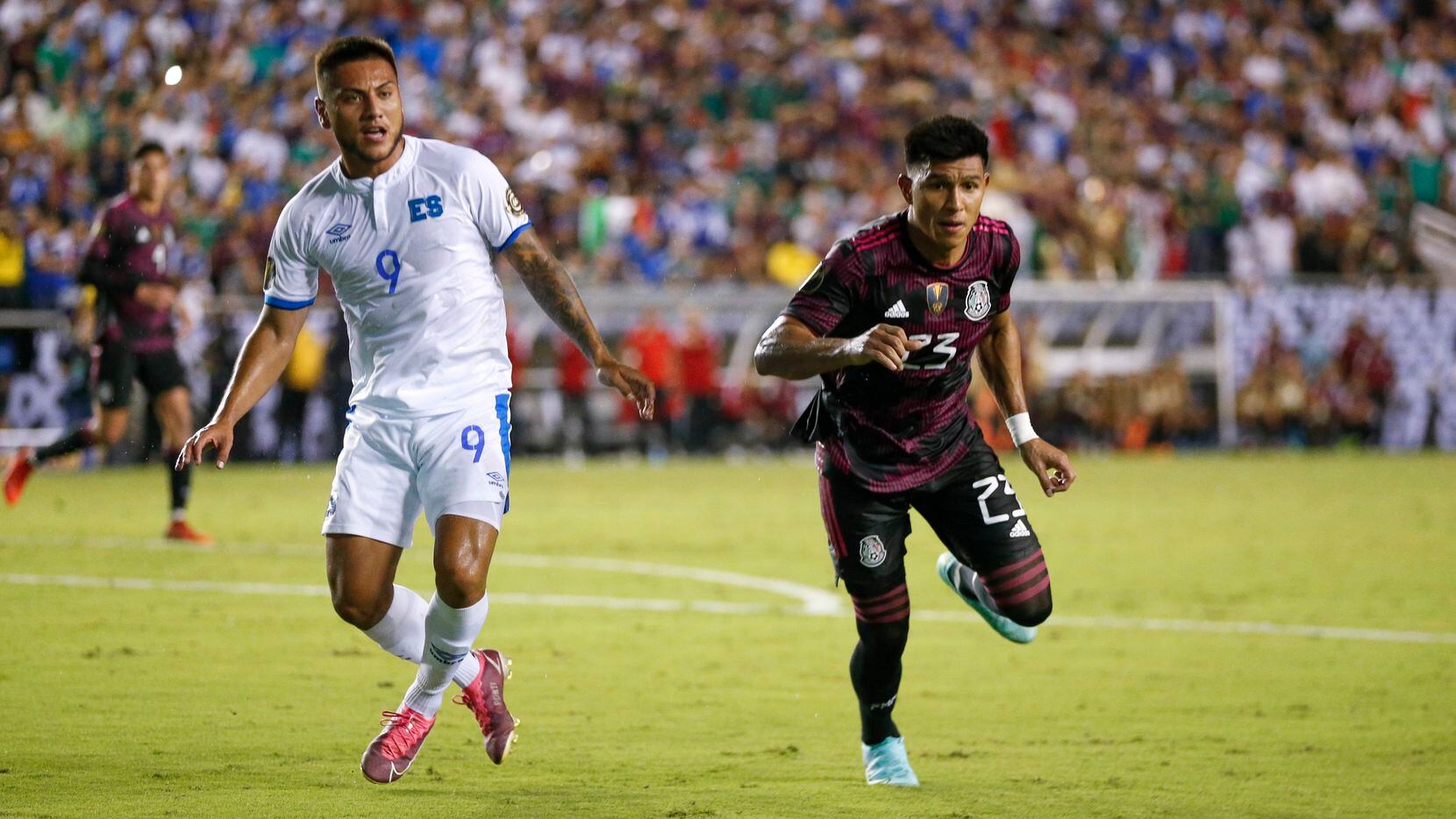 El jugador de la selección mexicana, Jesús Gallardo (23), persigue un balón junto al...