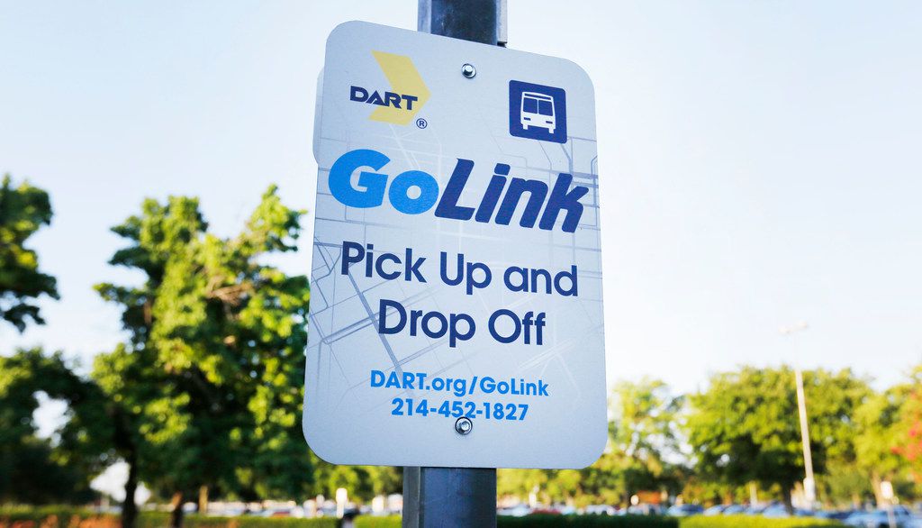 Un letrero que anuncia el servicio GoLink de DART en la estación de tránsito de Parker Road...