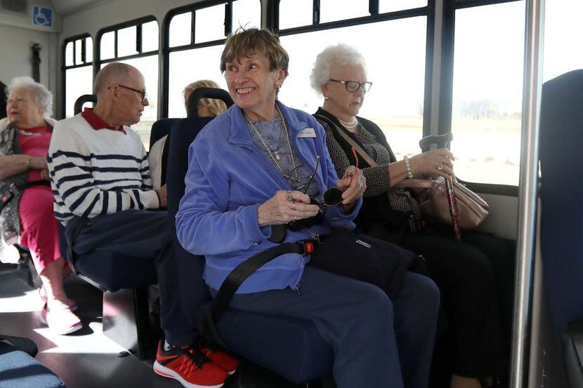 Los servicios de transporte para adultos mayores además brindan asistencia a pasajeros que...