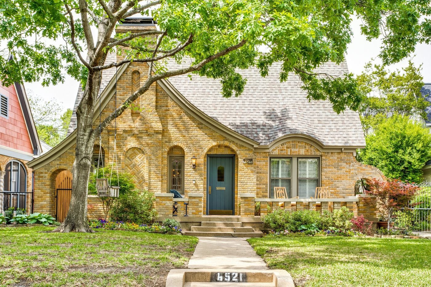 Take a look at the home at 6521 Lakeshore Drive in Dallas.