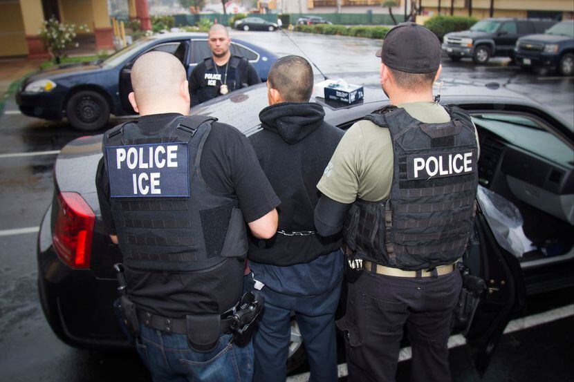 Una persona es arrestada por agentes del Servicio de Inmigración y Control de Aduanas (ICE).