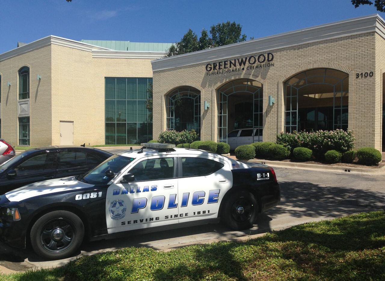 Agentes de policía de Dallas han matenido una guarida en la casa funeraria Greenwood, en...