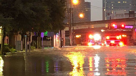 Ross Avenue cerca de North Central Expressway cubierta de agua la noche del miércoles, en el centro de Dallas.