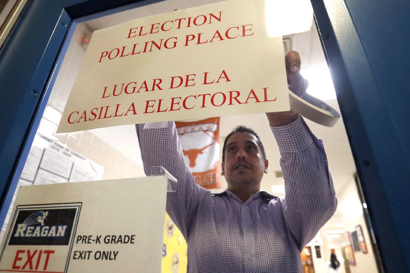 Maxx Núñez, funcionario electoral, abre las urnas para la votación de las recientes...