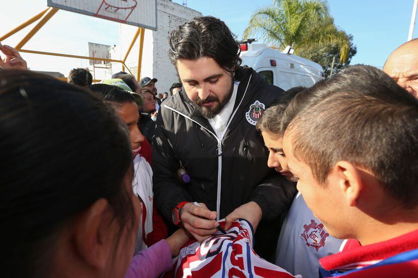El propietario de Chivas de Guadalajara, Amaury Vergara, se está ganando el respeto de los...