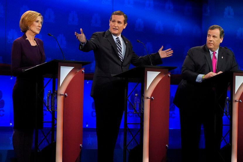 Ted Cruz (centro), juto a Carly Fiorina y Chris Christie, tres aspirantes a la candidatura...