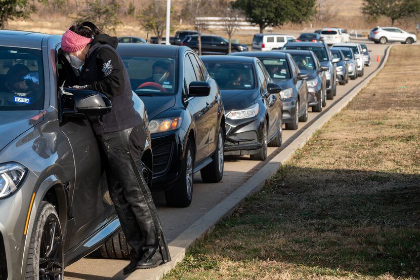 Líneas de carros en uno de los sitios de testeo de coronavirus en Dallas, el 6 de enero de...