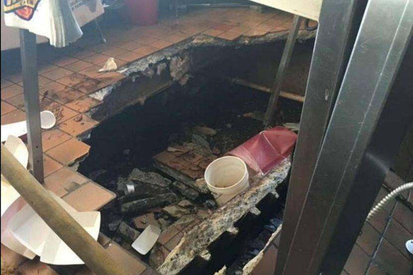 Así quedó el piso colapsado en el restaurante de Church’s Chicken...
