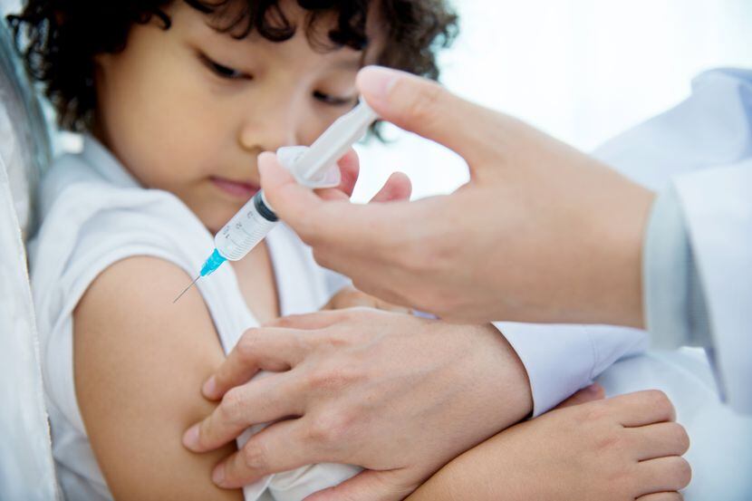 Hay varios lugares en el condado de Dallas para vacunar a sus niños contra los virus...