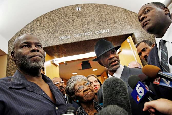 
Outside a Dallas County courtroom on Tuesday, (from left) Stanley O. Mozee, Opelea Smith, her grandson Dennis Lee Allen and Dallas County District Attorney Craig Watkins discussed their case, which was overturned because of prosecutorial misconduct.
