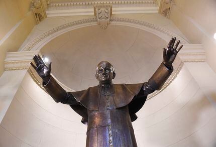 La nueva estatua de Juan Pablo II es exhibida en la Basílica de San Esteban de Budapest,...
