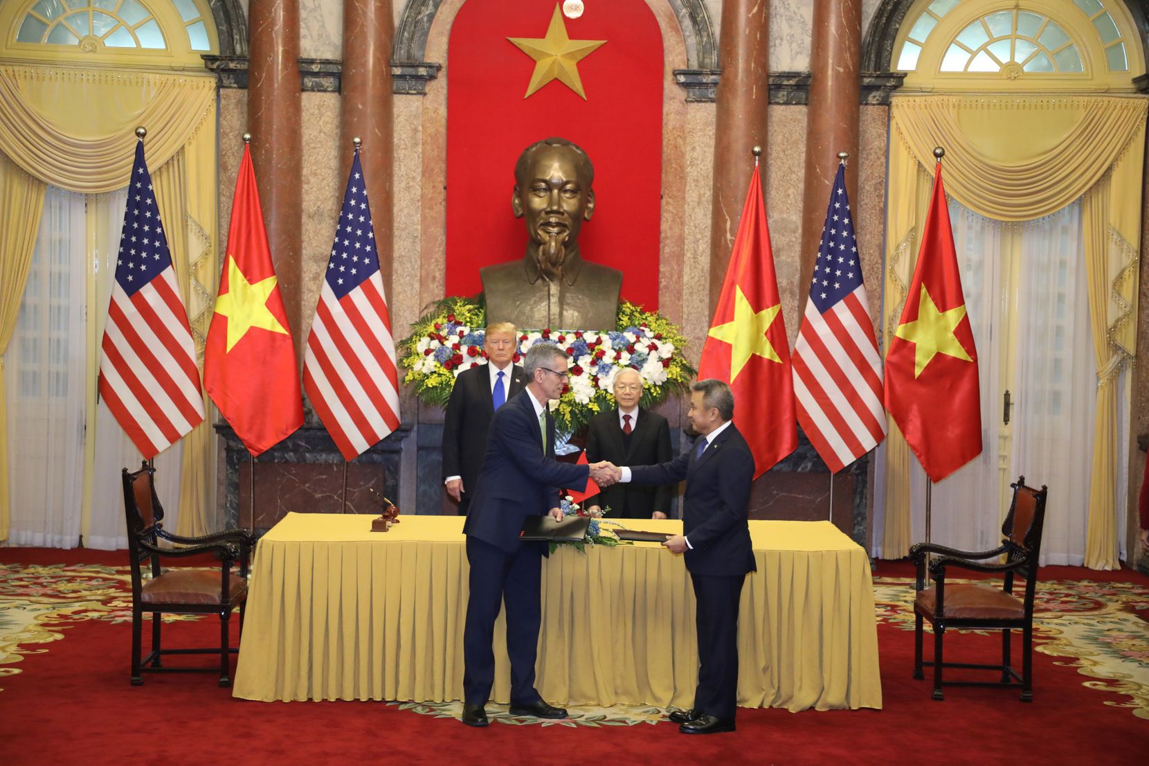 Sabre executive Dave Shirk shakes hands with Vietnam Airlines CEO Duong Tri Thanh during...