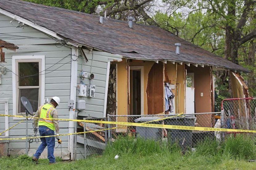 Un trabajador de Atmos examina una casa que sufrió una explosión la madrugada del lunes,...