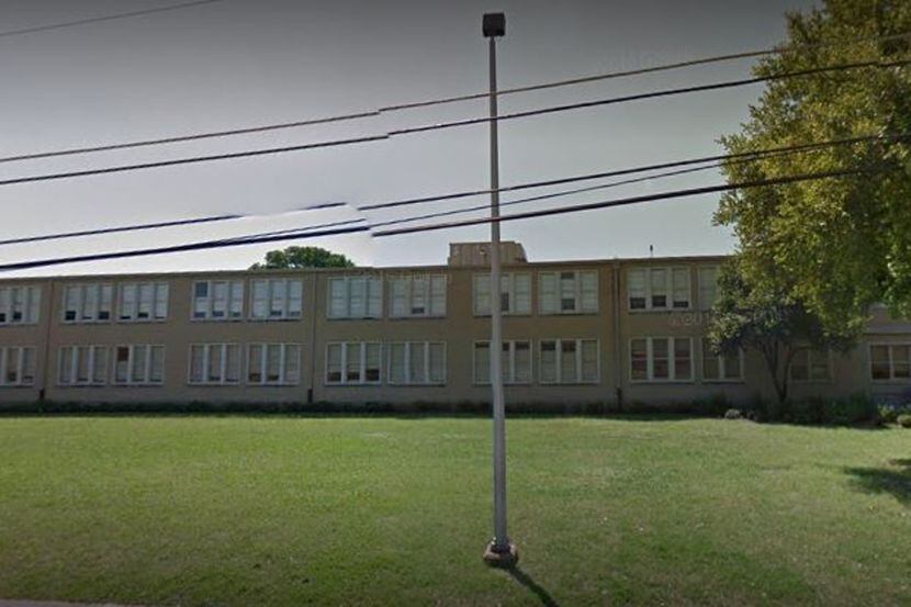 Una pistola se disparó en el interior de una mochila en la escuela primaria Pease, en Oak...