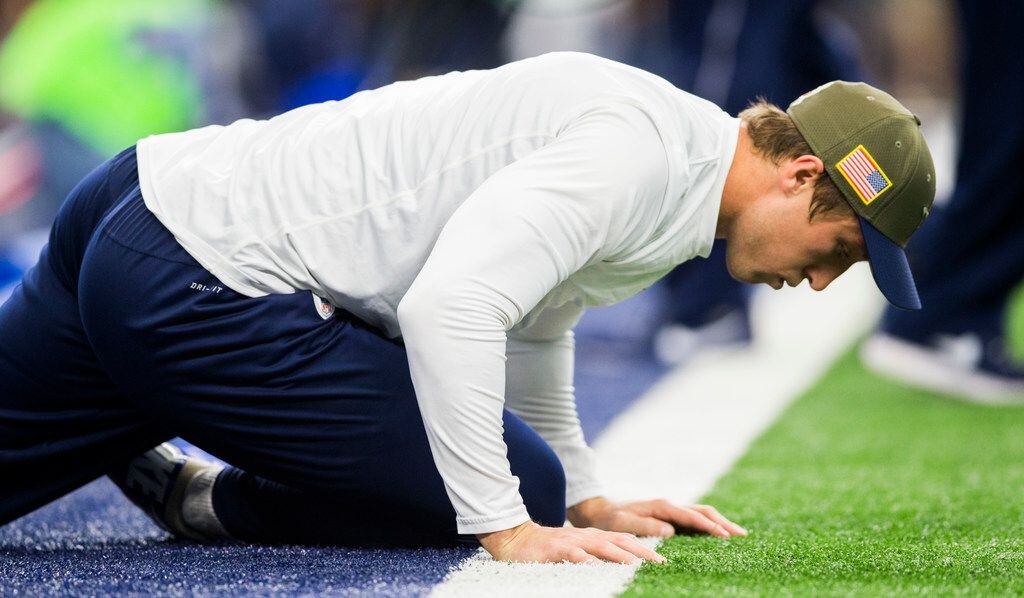 Dallas Cowboys middle linebacker Sean Lee (50) stretches before an NFL game between the...