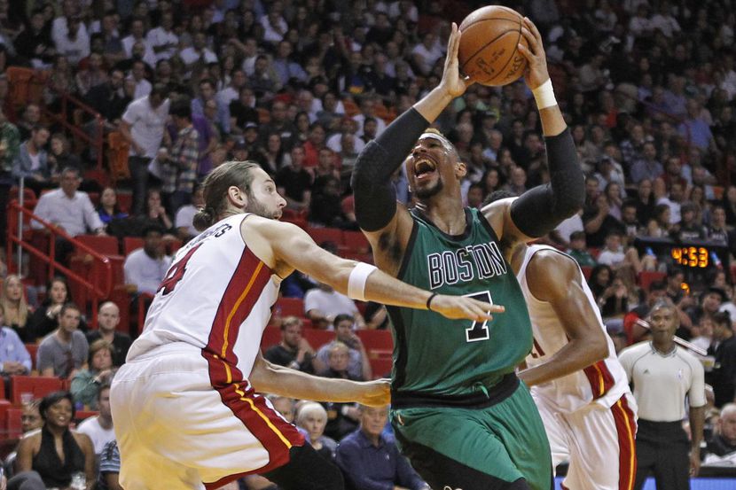 El centro Jared Sullinger (7) y los Celtics jugarán partido de temporada regular contra los...