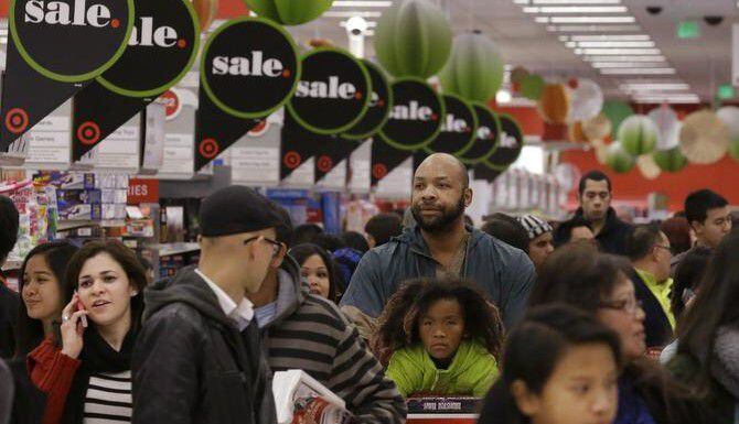 Decenas de compradores en una tienda Target el Día de Acción de Gracias del 2013. Cada vez...