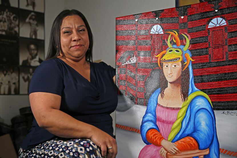 la artista Katherine Rodríguez posa frente a una de sus pinturas en su casa en Arlington....